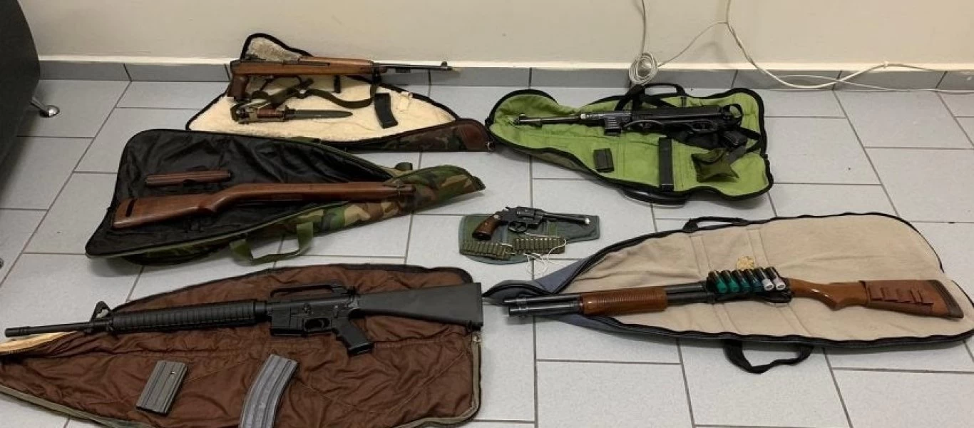 Έτοιμοι για «πόλεμο» δύο άντρες στη Σύρο: Είχαν από M16A2 μέχρι υποπολυβόλα μέχρι χειροβομβίδες(φώτο)